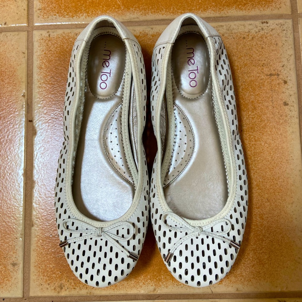 Me Too Comfort White Flats Sz 9